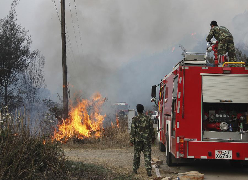 Firefighters extinguish forest fire in Jinning County, southwest China's Yunnan Province, March 28, 2012. The forest fire broke out Wednesday afternoon in Qingshuihe Village of Jinning County and spread to Hongta District in Yuxi City. 