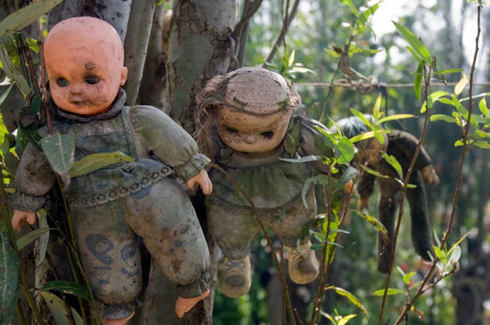 La Isla de las Munecas is located in Xochimilco, Mexico. This is an island filled with hundreds of hanging, decomposing, decapitated dolls.(Photo Source: nen.com.cn) 