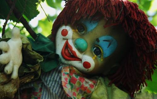 La Isla de las Munecas is located in Xochimilco, Mexico. This is an island filled with hundreds of hanging, decomposing, decapitated dolls.(Photo Source: nen.com.cn) 