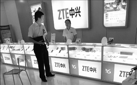 ZTE Corp smartphones on display at an electronics retailer in Yichang, Hubei province. China's second-largest maker of phone equipment aims to improve profitability this year by increasing the gross profit margin of its handset business.[China Daily]