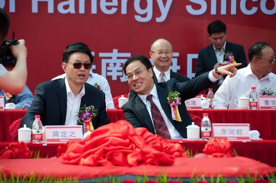 Jiang Dingzhi, vice Party chief and governor of Hainan Province (L) talks with Hanergy chairman Li Hejun at the production commencement ceremony of Hanergy's Haikou plant on Thursday, March 29, 2012. [Chen Boyuan / China.org.cn]