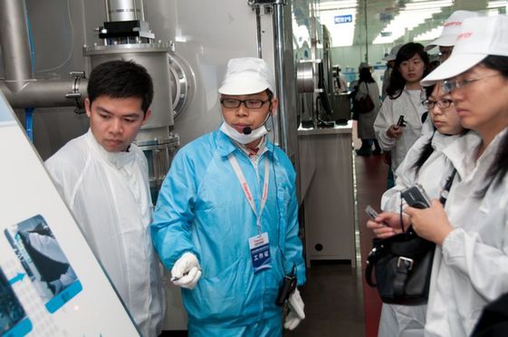 A Hanergy employee explains some of the company's pioneering techniques. [Chen Boyuan / China.org.cn]