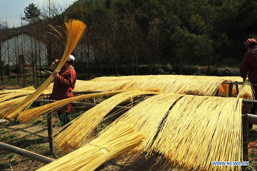 Farmers sort out bamboo filaments to be made into mats in Anji County, east China's Zhejiang Province, March 27, 2012. (Xinhua/Tan Jin)