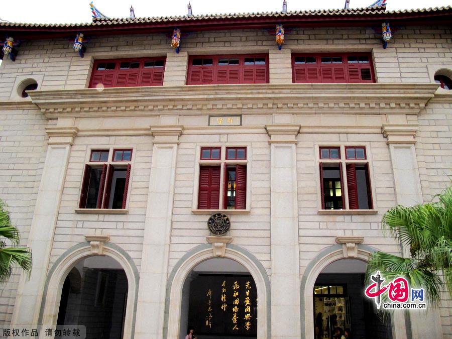 Xiamen University was the first university in China to be founded by an overseas Chinese businessman. Located at the foot of green mountains and facing the blue ocean, the University is justly famous for its rolling green campus, which includes the beautiful Furong (Lotus) Lake.