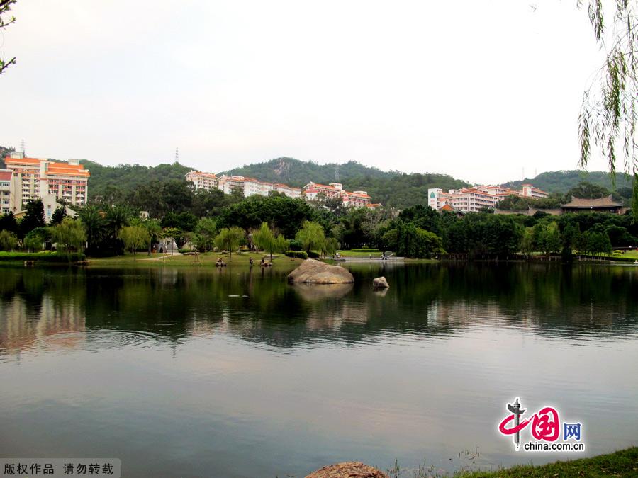 Xiamen University was the first university in China to be founded by an overseas Chinese businessman. Located at the foot of green mountains and facing the blue ocean, the University is justly famous for its rolling green campus, which includes the beautiful Furong (Lotus) Lake.