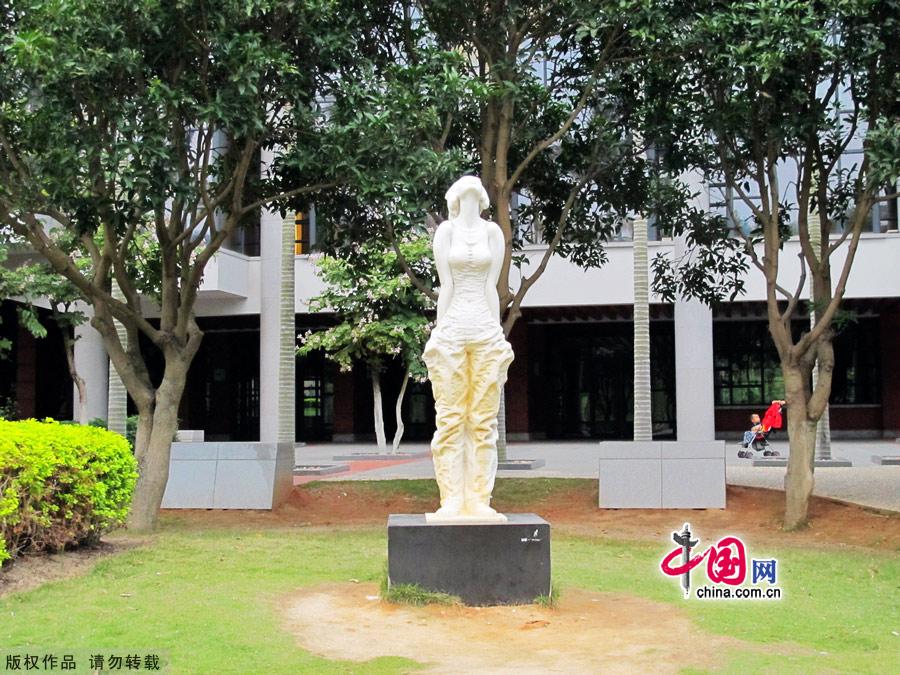 Xiamen University was the first university in China to be founded by an overseas Chinese businessman. Located at the foot of green mountains and facing the blue ocean, the University is justly famous for its rolling green campus, which includes the beautiful Furong (Lotus) Lake.