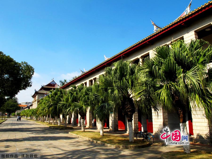 Xiamen University was the first university in China to be founded by an overseas Chinese businessman. Located at the foot of green mountains and facing the blue ocean, the University is justly famous for its rolling green campus, which includes the beautiful Furong (Lotus) Lake.