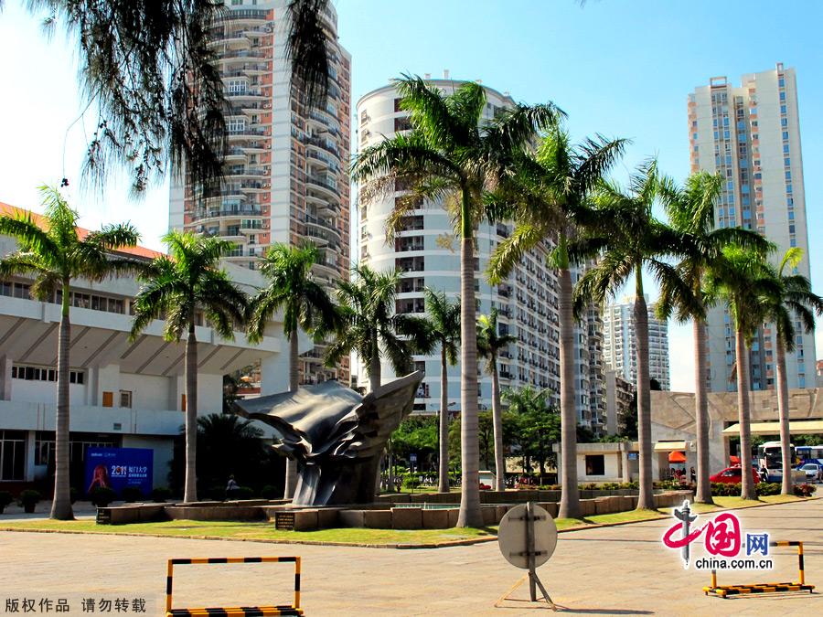 Xiamen University was the first university in China to be founded by an overseas Chinese businessman. Located at the foot of green mountains and facing the blue ocean, the University is justly famous for its rolling green campus, which includes the beautiful Furong (Lotus) Lake.