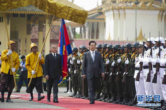 Chinese President Hu Jintao attends a welcome ceremony hosted by Cambodian King Norodom Sihamoni in Phnom Penh on Saturday. 