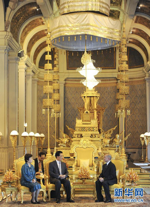 Visiting Chinese President Hu Jintao met Cambodian King Norodom Sihamoni in Phnom Penh Saturday to discuss the development of all-round cooperation between China and the Southeast Asian nation. 