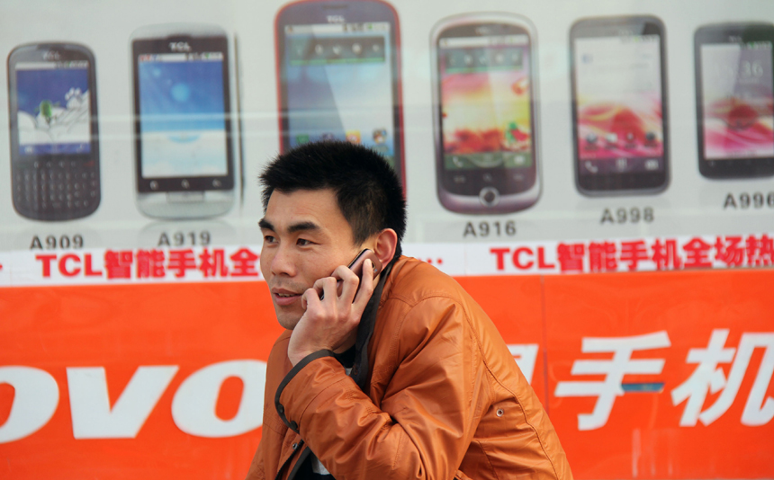 The number of Chinese mobile phone users topped 1 billion as of the end of February, the Ministry of Industry and Information Technology said on Mar. 30. 2012. In this picture, a man uses his mobile phone in Linyi, Shandong Province. [Xinhua photo]
