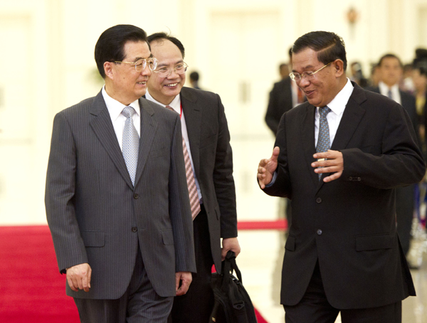 Chinese President Hu Jintao (L) meets with Cambodian Prime Minister Hun Sen in Phnom Penh, Cambodia, March 31, 2012. [Xinhua]