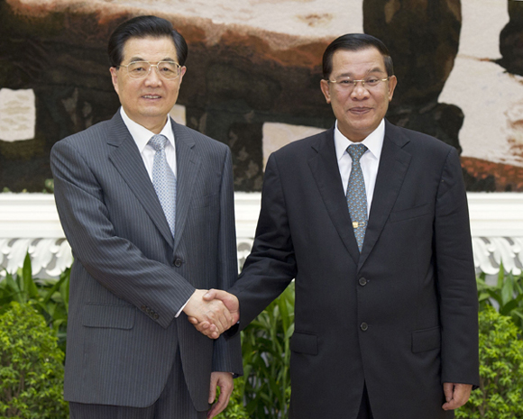 Chinese President Hu Jintao (L) meets with Cambodian Prime Minister Hun Sen in Phnom Penh, Cambodia, March 31, 2012. [Xinhua]