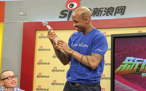 Stephon Marbury holds up the MVP trophy. He was voted on the Web as the the Most Valuable Player for the league finals of the Chinese Basketball Association (CBA). [Sina.com.cn]