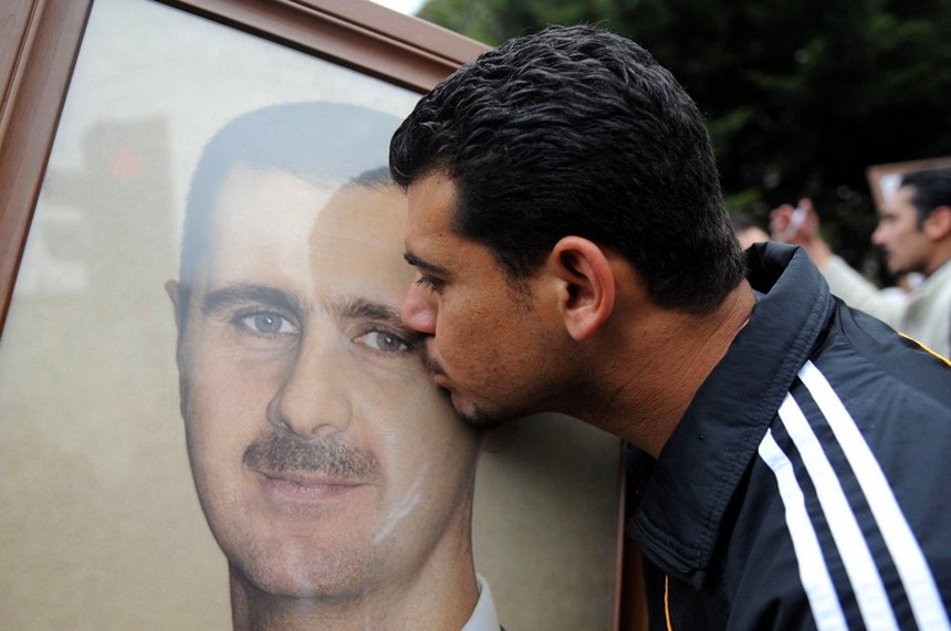 Supporters of the Syrian president, Bashar al-Assad, demonstrate outside the Friends of Syria conference in Istanbul where dozens of countries met to discuss tighter sanctions against the regime. [China.org.cn]