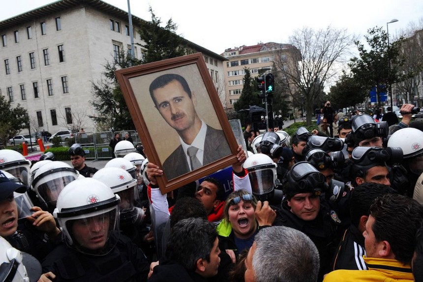 Supporters of the Syrian president, Bashar al-Assad, demonstrate outside the Friends of Syria conference in Istanbul where dozens of countries met to discuss tighter sanctions against the regime. [China.org.cn]