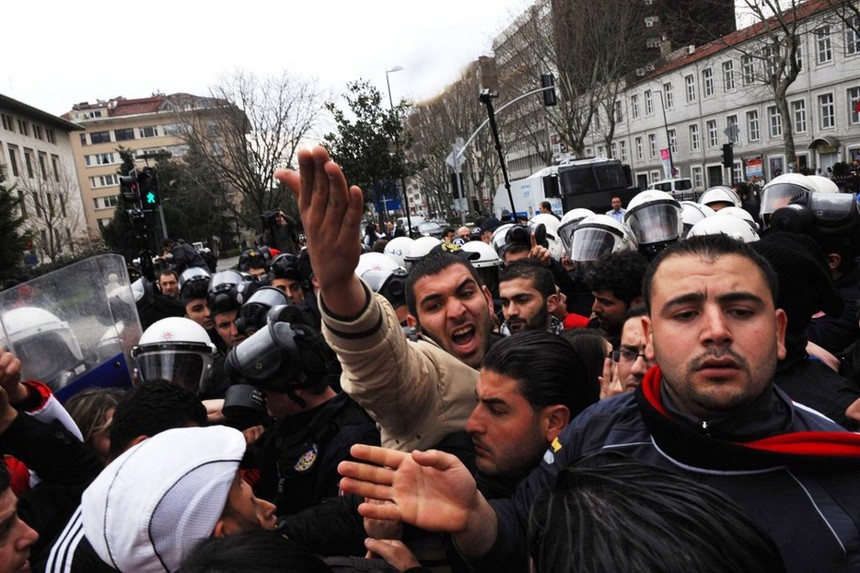 Supporters of the Syrian president, Bashar al-Assad, demonstrate outside the Friends of Syria conference in Istanbul where dozens of countries met to discuss tighter sanctions against the regime. [China.org.cn]