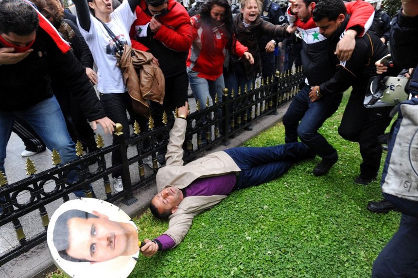 Supporters of the Syrian president, Bashar al-Assad, demonstrate outside the Friends of Syria conference in Istanbul where dozens of countries met to discuss tighter sanctions against the regime. [China.org.cn]