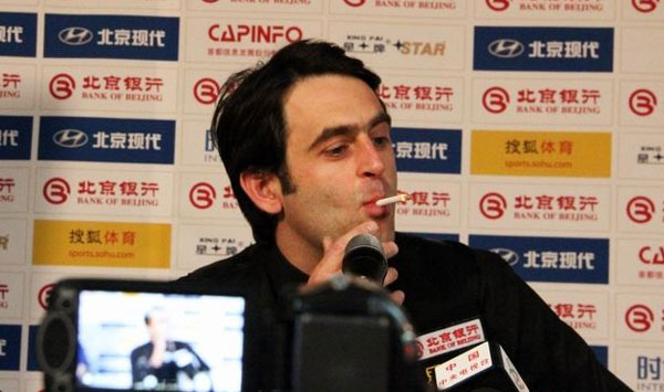 Ronnie O'Sullivan of England smokes during a press conference after his loss in China Open quarterfinals in Beijing, March 30, 2012. [My147.com]