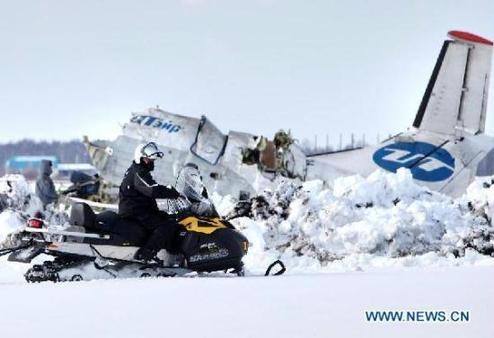 Rescuers and investigators work at the site of plane crash near Russia&apos;s Siberian city of Tyumen, on April 2, 2012. At least 31 people were killed when a passenger plane crashed in Russia&apos;s Siberia region early Monday, emergency authorities said. [Xinhua/RIA Novosti news agency]