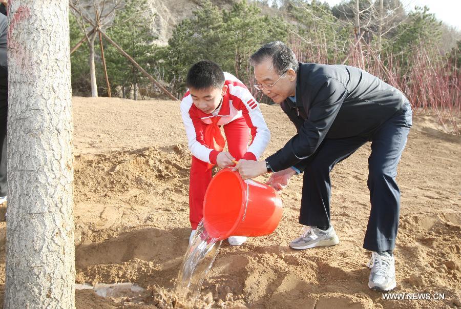 Chinese Premier Wen Jiabao plants a sapling as Chinese top leaders including Hu Jintao, Wu Bangguo, Wen Jiabao, Jia Qinglin, Li Changchun, Xi Jinping, Li Keqiang, He Guoqiang and Zhou Yongkang attend a voluntary tree planting event in Beijing, capital of China, April 3, 2012. [Xinhua]