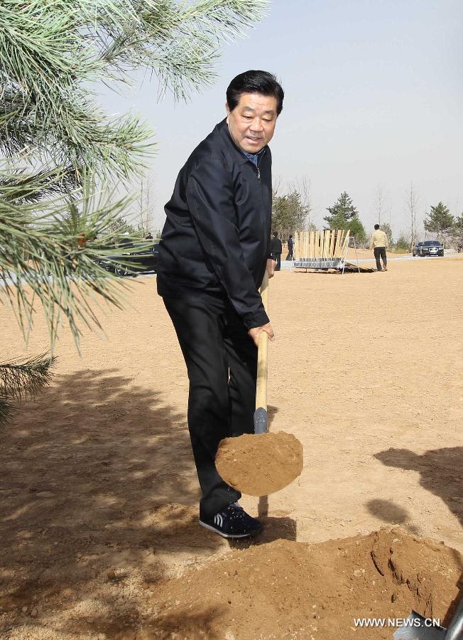 Jia Qinglin, chairman of the National Committee of the Chinese People's Political Consultative Conference (CPPCC), plants a sapling as Chinese top leaders including Hu Jintao, Wu Bangguo, Wen Jiabao, Jia Qinglin, Li Changchun, Xi Jinping, Li Keqiang, He Guoqiang and Zhou Yongkang attend a voluntary tree planting event in Beijing, capital of China, April 3, 2012. [Xinhua]