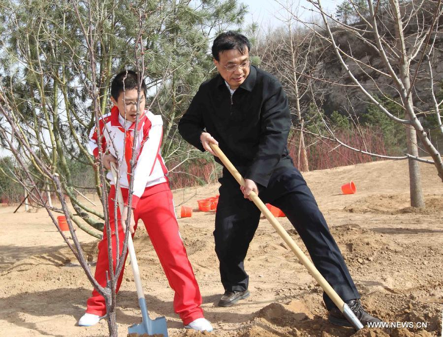 Chinese Vice Premier Li Keqiang plants a sapling as Chinese top leaders including Hu Jintao, Wu Bangguo, Wen Jiabao, Jia Qinglin, Li Changchun, Xi Jinping, Li Keqiang, He Guoqiang and Zhou Yongkang attend a voluntary tree planting event in Beijing, capital of China, April 3, 2012. [Xinhua]