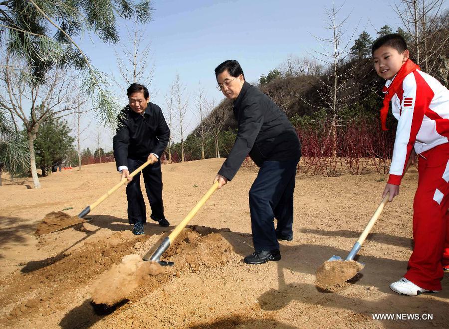 Chinese President Hu Jintao (C) plants a sapling as Chinese top leaders including Hu Jintao, Wu Bangguo, Wen Jiabao, Jia Qinglin, Li Changchun, Xi Jinping, Li Keqiang, He Guoqiang and Zhou Yongkang attend a voluntary tree planting event in Beijing, capital of China, April 3, 2012. [Xinhua]