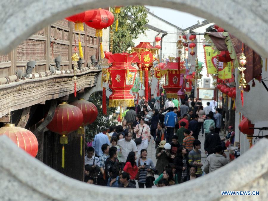 Photo taken on April 3, 2012 shows the Shantang Ancient Street swarming with tourists in Suzhou City, east China's Jiangsu Province. As the weather turned warm in many places throughout China, a lot of people take the Qingming Festival holiday to go for an outing. [Xinhua]