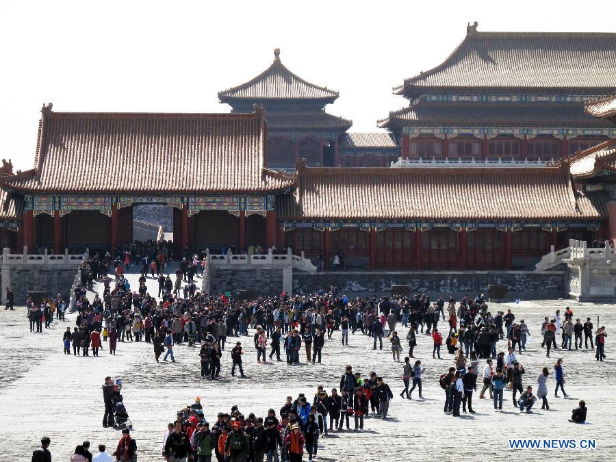 Tourists visit the Palace Museum in Beijing, capital of China, April 3, 2012. As the weather turned warm in many places throughout China, a lot of people take the Qingming Festival holiday to go for an outing. [Xinhua]