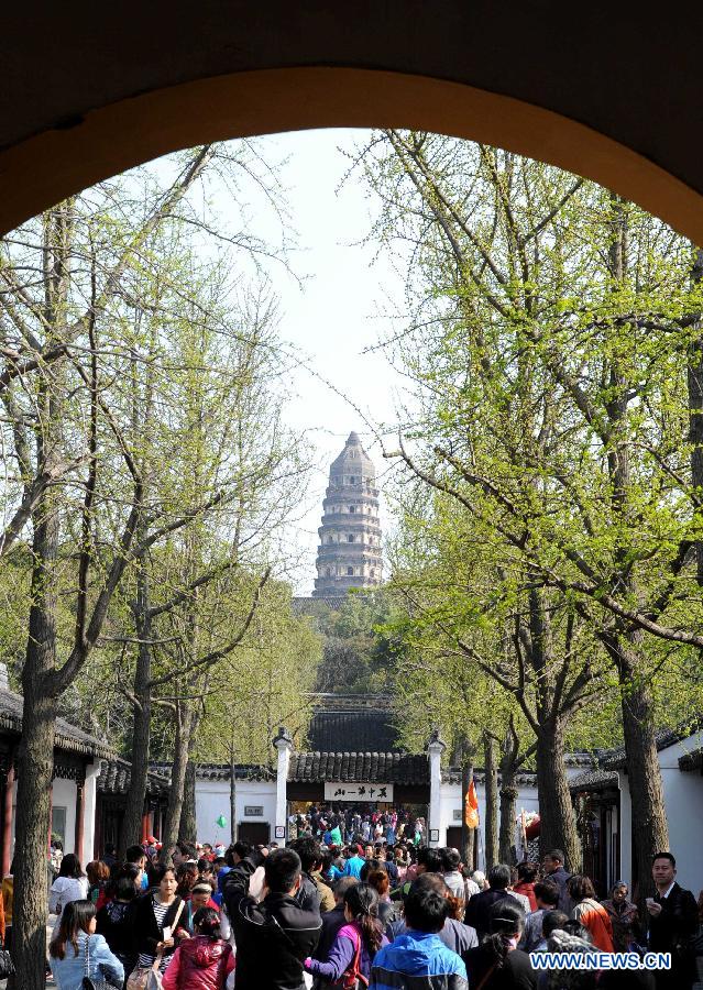 Tourists swarm into the Tiger Hill Scenic Area in Suzhou City, east China's Jiangsu Province, April 3, 2012. As the weather turned warm in many places throughout China, a lot of people take the Qingming Festival holiday to go for an outing. [Xinhua]
