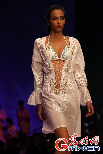 A model in the Int'l fashion week-swimsuits show.[gmw.cn]