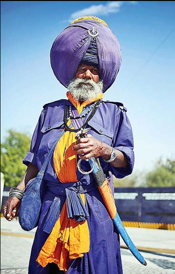 An old man wears India traditional clothes in the street of Deli on Feb 25.[Source: China Daily]