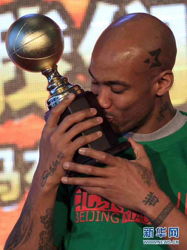 The awarding ceremony for the Most Valuable Player of CBA Finals sponsored by the CBA official website and voted by netizens is held in Beijing Sunday night. Stephon Marbury wins the championship with 75 percent votes. Beijing Ducks, led by Stephon Marbury who notched game-high 41 points on April 30, clinched their first-ever title of the CBA league. 