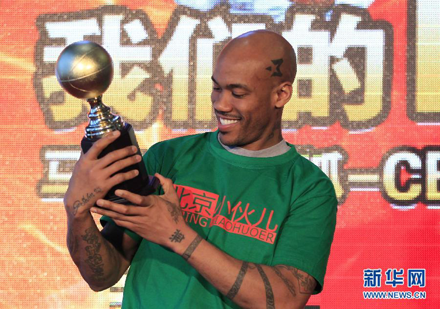 The awarding ceremony for the Most Valuable Player of CBA Finals sponsored by the CBA official website and voted by netizens is held in Beijing Sunday night. Stephon Marbury wins the championship with 75 percent votes. Beijing Ducks, led by Stephon Marbury who notched game-high 41 points on April 30, clinched their first-ever title of the CBA league. 