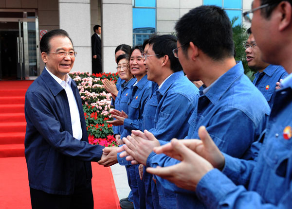 Premier Wen Jiabao shakes hands with workers at an oil company in Guangxi during his three-day inspection trip to Fujian province and Guangxi Zhuang autonomous region, April 1, 2012. [Photo/Xinhua] 