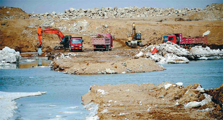 Workers demolish the reclamation dam in Nenjiang River in Heilongjiang province in late March. The provincial government plans to divert water from the Nenjiang River to renovate its irrigation system for the farmland with an investment of 10.2 billion yuan ($1.6 billion). [Xinhua] 