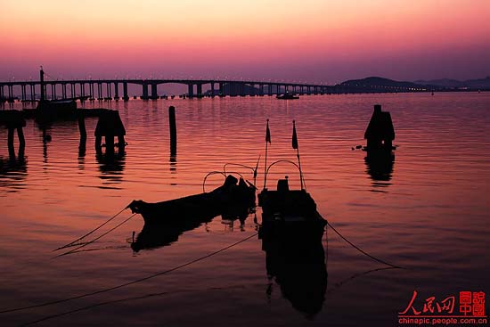 Beautiful dawn in Donggang city, in northeast China's Liaoning province. [People's Daily Online]