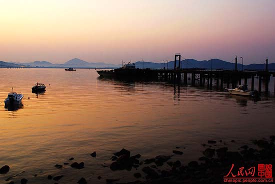 Beautiful dawn in Donggang city, in northeast China's Liaoning province. [People's Daily Online]