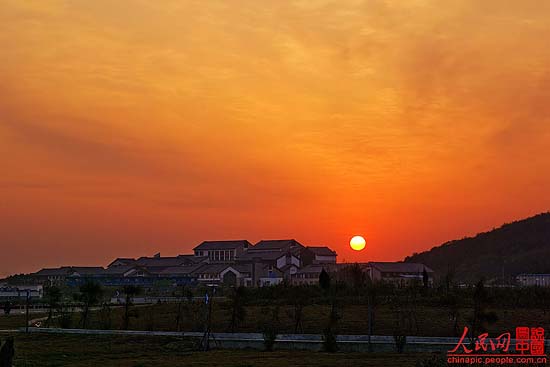 Beautiful dawn in Donggang city, in northeast China's Liaoning province. [People's Daily Online]