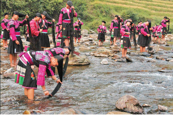 Women rinse their long hair in a river in Huangluo Hongyao village, Longsheng county, in the Guangxi Zhuang autonomous region. Lu Jianwei / for China Daily