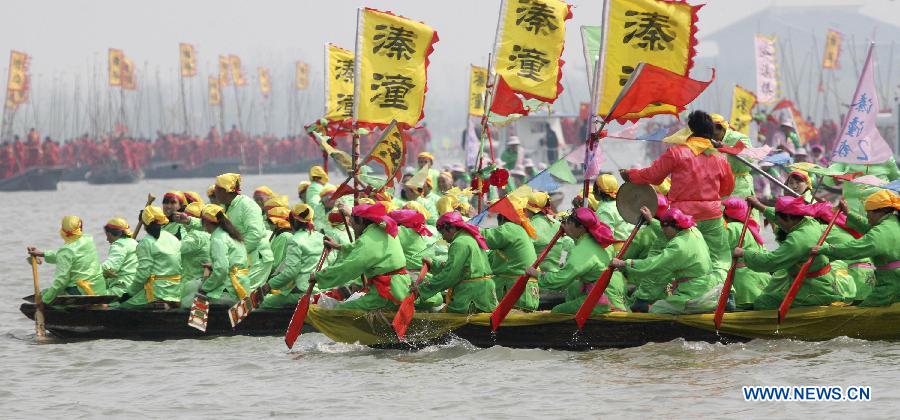 Participants row against other teams during the Boat Festival in the Qin Lake of Qintong Township, east China's Jiangsu Province, April 5, 2012. Qintong Boat Festival, an annual event since Southern Song Dynasty (1127-1279), is held here on Thursday, attracting lots of tourists. (Xinhua/Xu Hui) 