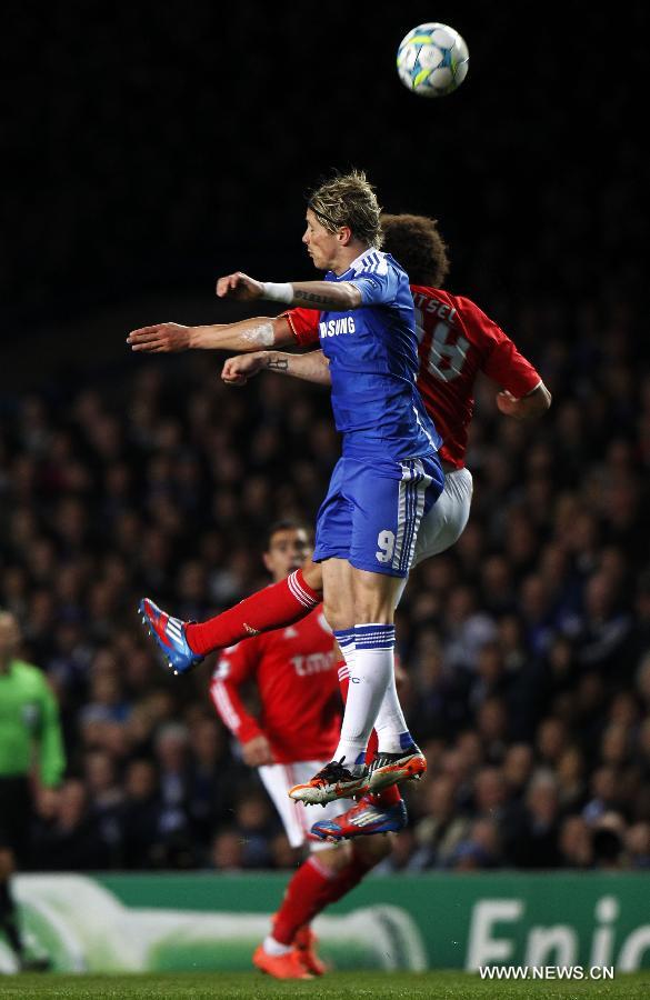 Fernando Torres (F) of Chelsea vies with Axel Witsel of Benfica during the UEFA Champions League Quarterfinal second leg match between Chelsea and Benfica at Stamford Bridge on April 4, 2012 in London. (Xinhua/Wang Lili)