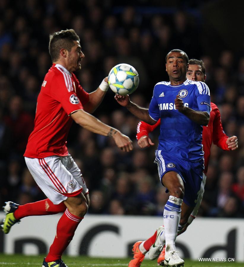  Ashley Cole (R) of Chelsea vies with Javi Garcia of Benfica during the UEFA Champions League Quarterfinal second leg match between Chelsea and Benfica at Stamford Bridge on April 4, 2012 in London. (Xinhua/Wang Lili)