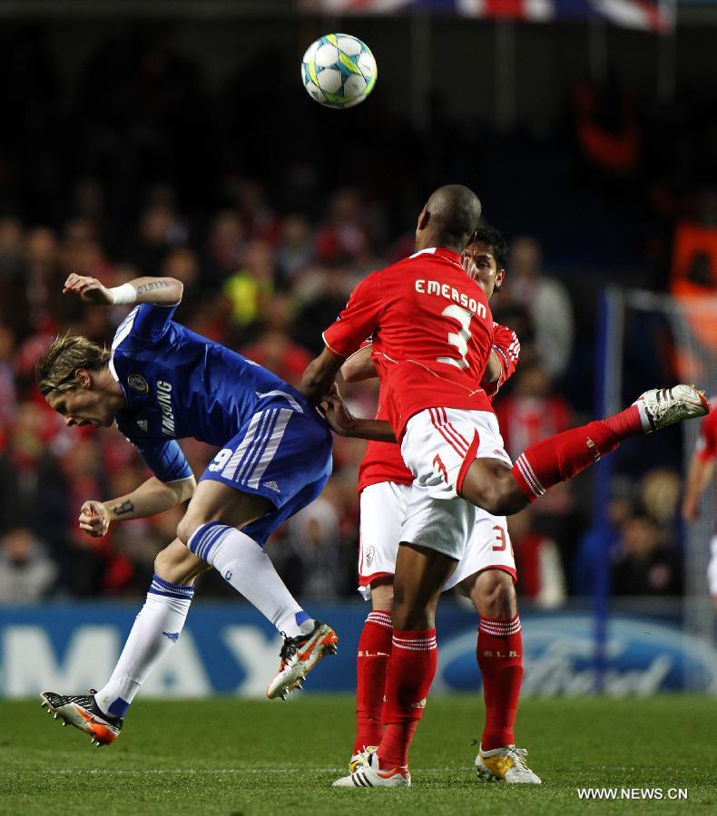 Fernando Torres (L) of Chelsea vies with Emerson of Benfica during the UEFA Champions League Quarterfinal second leg match between Chelsea and Benfica at Stamford Bridge on April 4, 2012 in London. (Xinhua/Wang Lili)