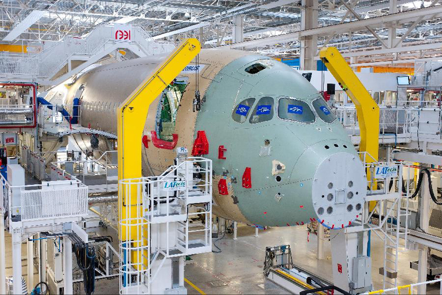 Airbus yesterday formally opened the assembly line of its next-generation A350 when it began final construction of the first test aircraft in Toulouse, France. [Xinhua photo]