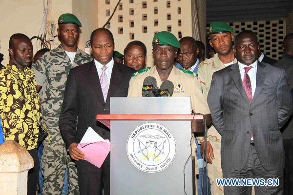 Captain of the military junta Amadou Sanogo (C) delivers a statement in Bamako, Mali, April 6, 2012. Mali's junta, which seized power on March 22, on Friday signed framework agreement with the ECOWAS that it would transfer power to the president of the National Assembly, the state TV report confirmed. [Xinhua/Oumar Diop]