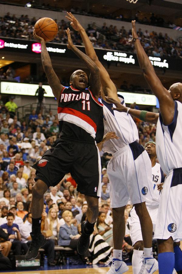 Jamal Crawford (L) of Portland Trail Blazers competes during the NBA game against Dallas Mavericks at the American Airlines Center in Dallas, the United States, April 6, 2012. (Xinhua/Song Qiong)