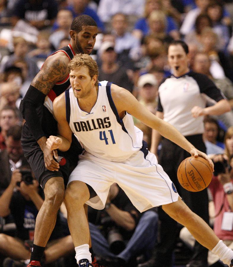Dirk Nowitzki (R) of Dallas Mavericks competes during the NBA game against Portland Trail Blazers at the American Airlines Center in Dallas, the United States, April 6, 2012. (Xinhua/Song Qiong)