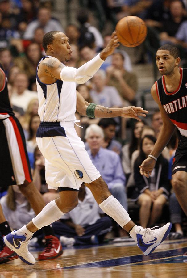 Shawn Marion (C) of Dallas Mavericks passes the ball during the NBA game against Portland Trail Blazers at the American Airlines Center in Dallas, the United States, April 6, 2012. (Xinhua/Song Qiong) 